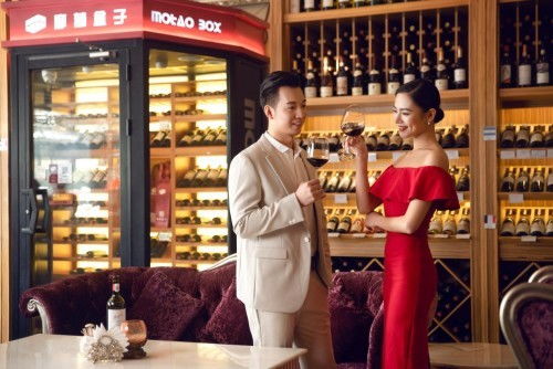 摩萄盒子打造智能酒柜實(shí)體店,酒業(yè)邁入智能時(shí)代